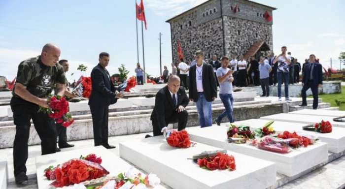 Haradinaj bëri homazhe në Gllogjan, me rastin e shënimit të 24 Majit, Ditës së Batalionit Gardist