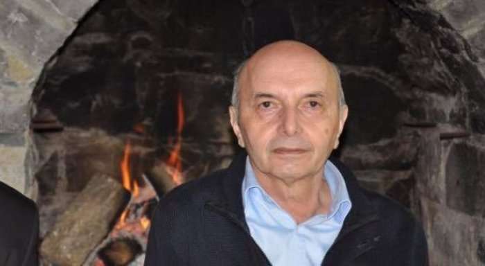 Isa Mustafa u ikë kamerave, mbledhjen e kryesisë së LDK’së e drejton në shtëpinë e tij