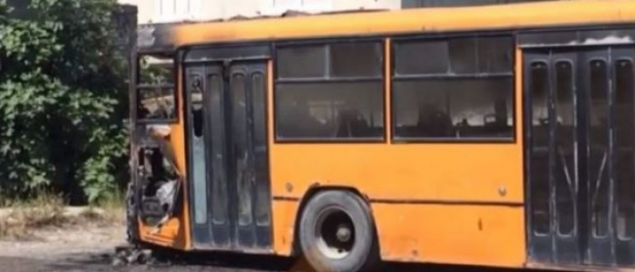 I vihet flaka autobusit në mes të qytetit (Video)