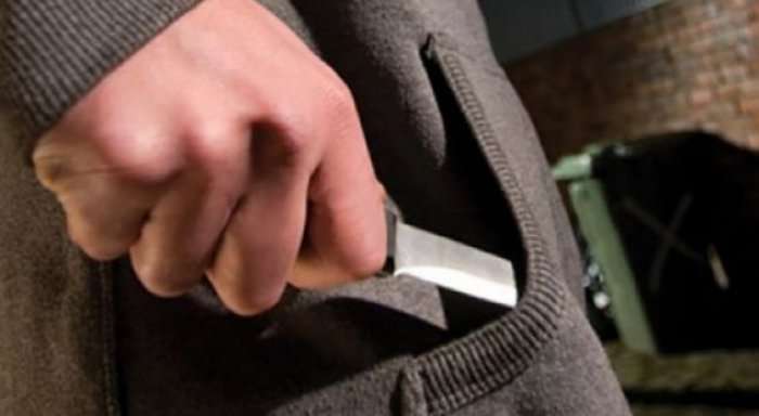 Ferizaj: I mituri ia ngul thikën në shpinë një personi