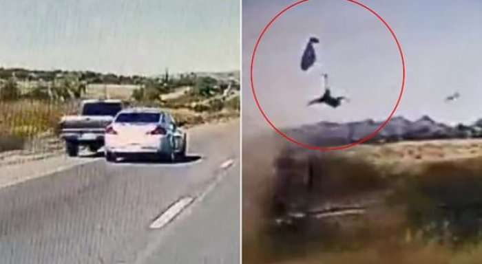 Pasagjeri fluturon në ajër, pasi vetura e tij rrotullohet në autostradë (Video)
