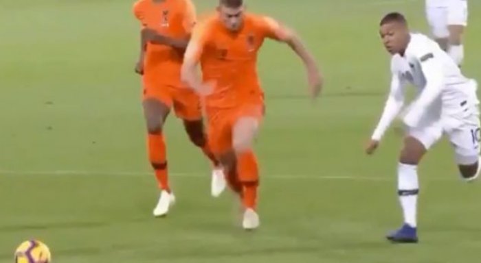 Ja si e ndal mbrojtësi holandez Mbappen(Video)