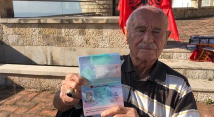 Pas 90 vitesh, turkut i plotësohet dëshira... arrin të marrë pasaportën shqiptare!
