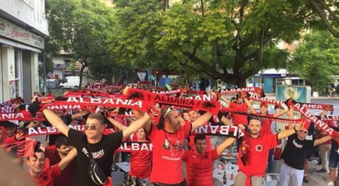 Tifozët nga Kosova s’e harrojnë Shqipërinë, i dalin në përkrahje kundër Skocisë