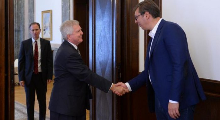 Vuçiq takon ambasadorin amerikan, flasin për dialogun Kosovë - Serbi