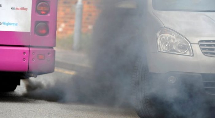 Familjet britanike po zhvendosen nga qytetet për shkak të ajrit të ndotur