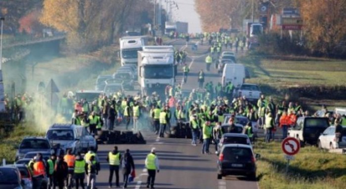 Protesta masive në Francë kundër rritjes së çmimit të karburantit, 400 të plagosur