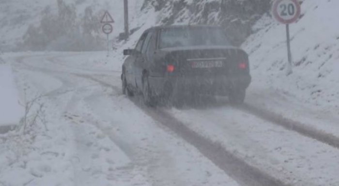 Situatë e rëndë në Shqipëri, në këtë zonë të vendit bora shkoi në 1 metër trashësi