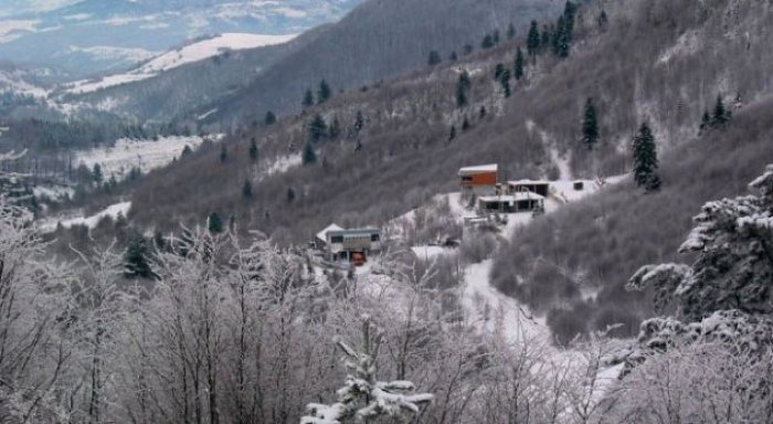 “Po vdesin njerëzit këtej” Turistët në Dardhë në panik, bora mbulon fshatin turistik