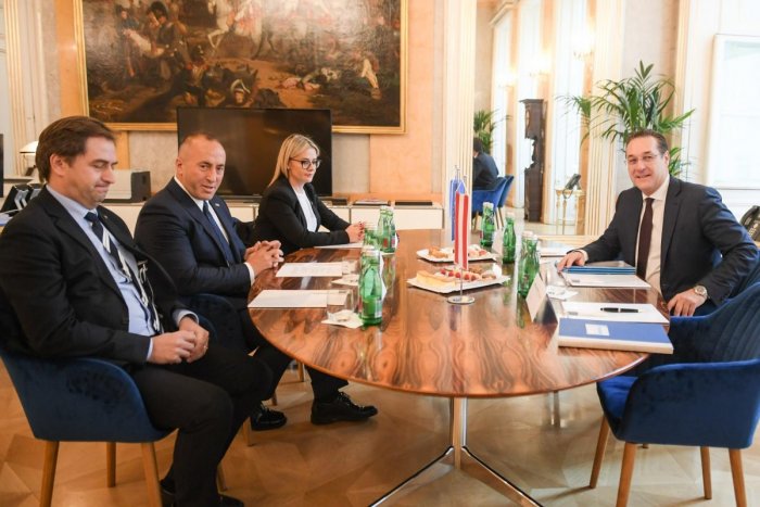 Kryeministri Haradinaj kërkon ndihmë për vizat nga zëvendëskancelari austriak