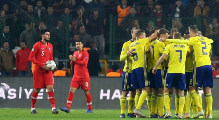 Tronditëse: Gjyqtari ia premtoi dy penallti lojtarit të Suedisë kundër Turqisë