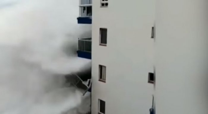 Vala gjigante mbi dhjetë metra godet ndërtesën (Video)