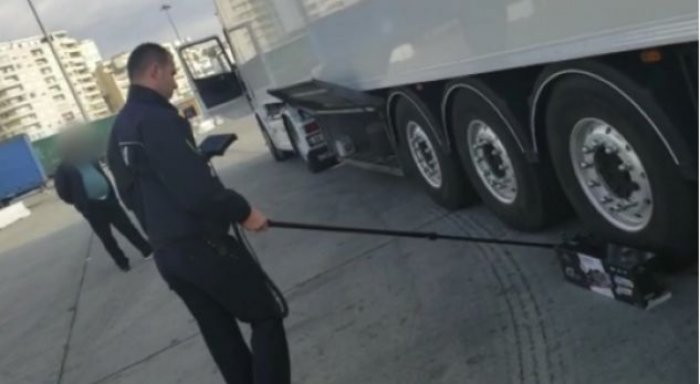 Kosovari paguan 1.500 euro për të dalë ilegalisht në Itali, kapet i fshehur në kamion