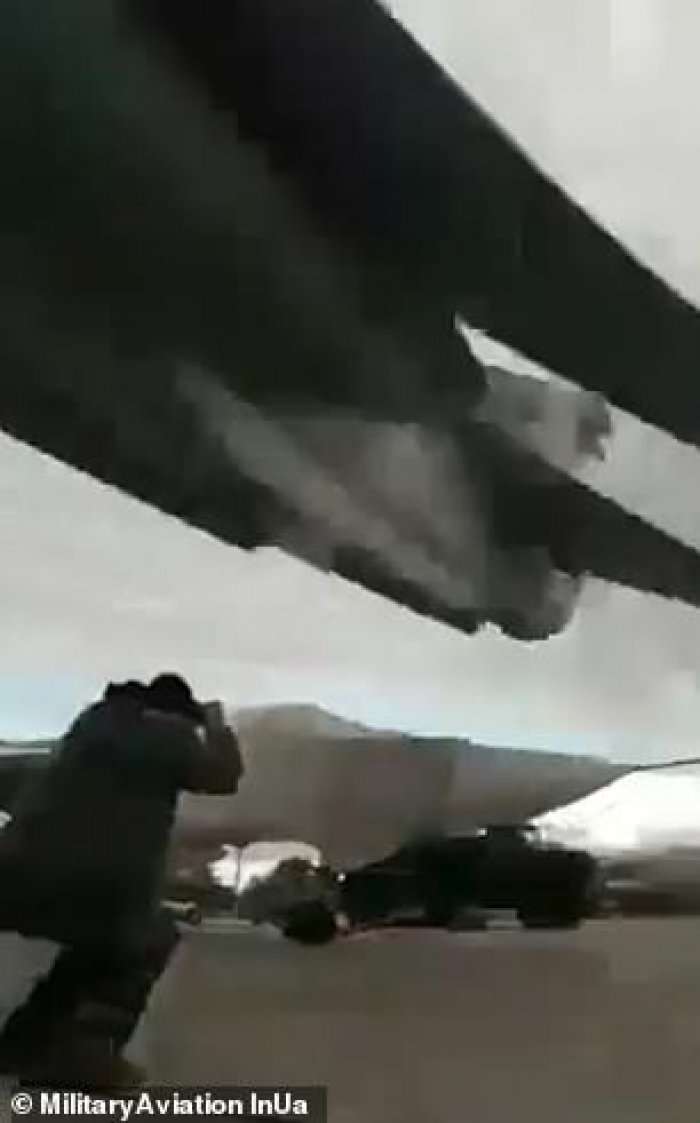 E frikshme: Aeroplani luftarak fluturon pak metra mbi kokën e një burri (Video)