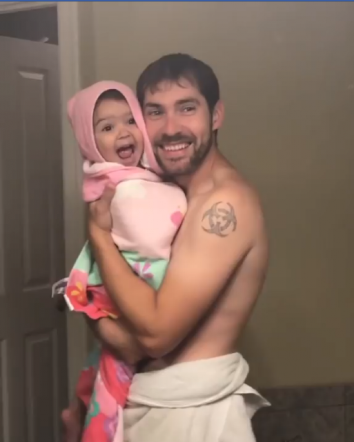 Kjo video e vajzës me babain duke kënduar do t’ua ndreq ditën 
