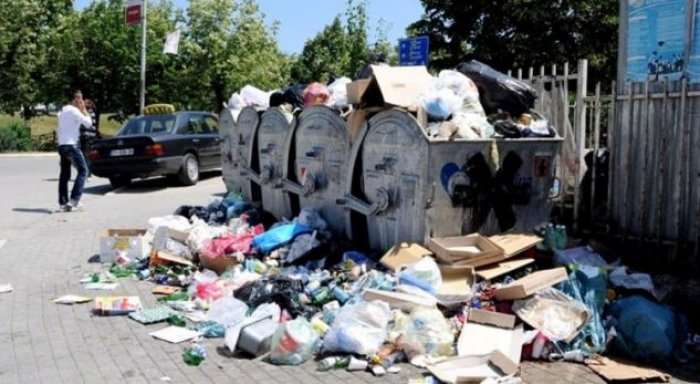 Qeveria vendos t’i gjobisë qytetarët që hedhin mbeturina jashtë kontejnerëve