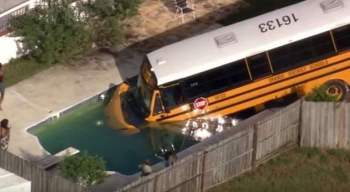 Autobusi me fëmijë përfundon në pishinë
