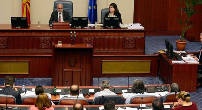 Kuvendi i Maqedonisë vazhdon debatin për propozimin për ndryshimet kushtetuese për emrin