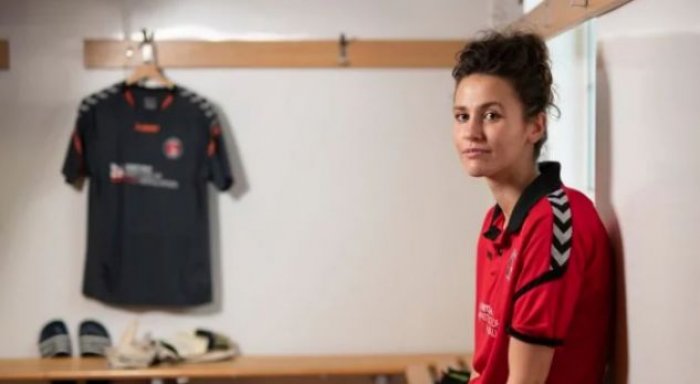 Futbollistja kosovare Elizabeta rrëfen për ikjen nga lufta në Kosovë dhe ndërtimin e jetës në Angli
