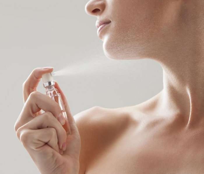 Përdorimi i parfumit si profesioniste: Si të zgjasë aroma më shumë