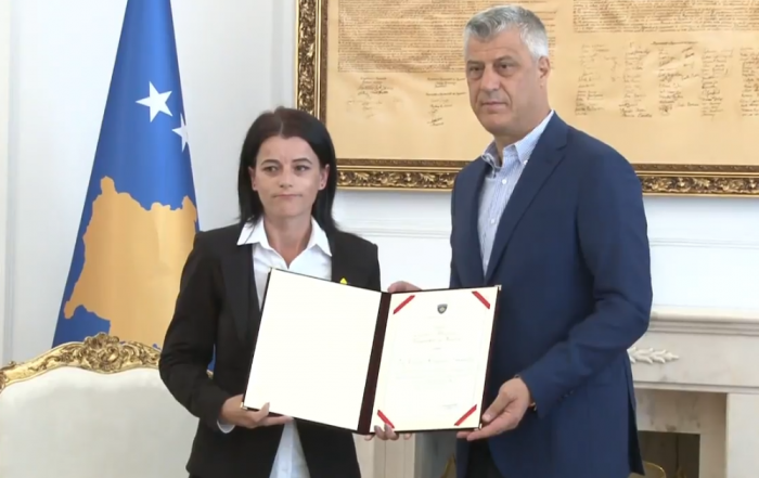 Vasfije Krasniqi e përlotur pranon medaljen presidenciale- Thaçi ndihem i turpëruar
