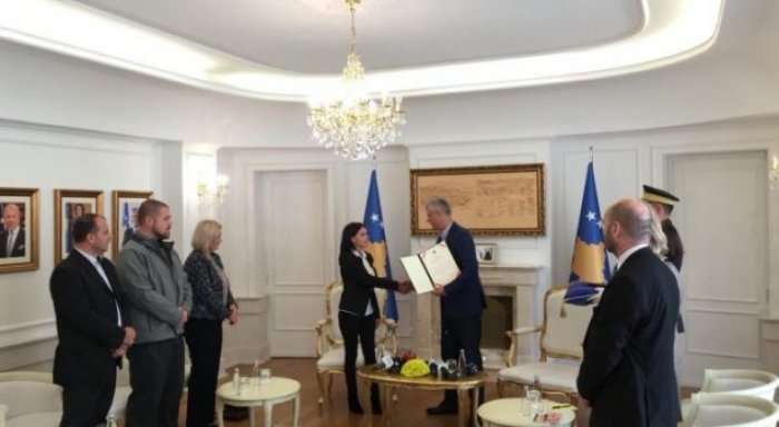 Thaçi dekoron Vasfije Krasniqin: Heroinë e gjallë e Kosovës