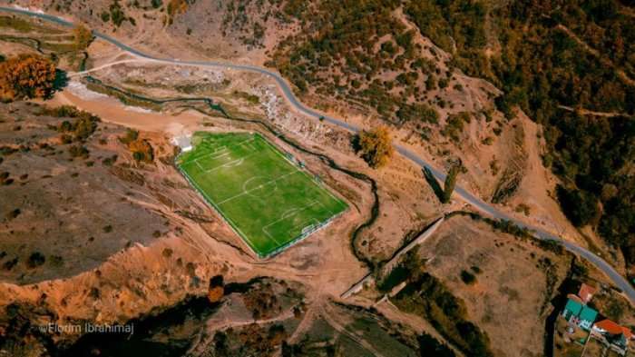 Stadiumi i një fshatit që mblodhi 10 mijë shikues në kohën e okupimit