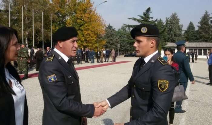 Një oficer i FSK-së diplomon në Akademinë e Mbrojtjes në Shkup