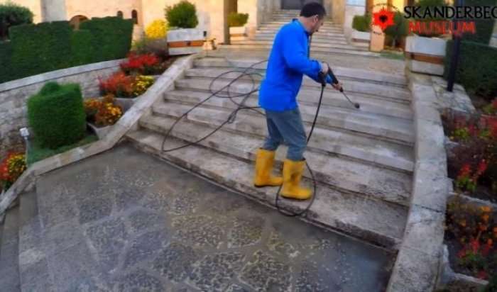 Emigranti pasi viziton Muzeun e Krujës vendos t’ia pastrojë shkallët