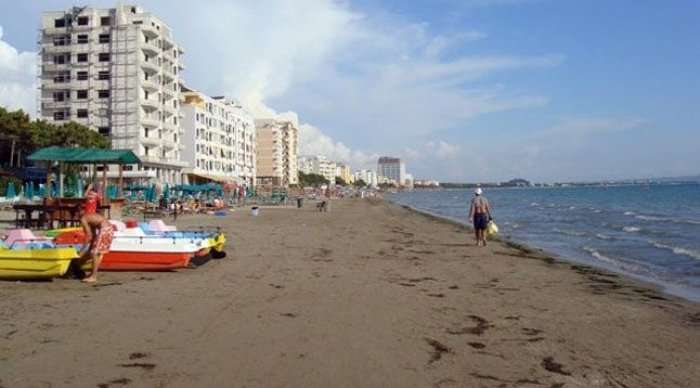 Shqiptarët e Kosovës ia mësyjnë plazheve të Shqipërisë edhe në vjeshtë