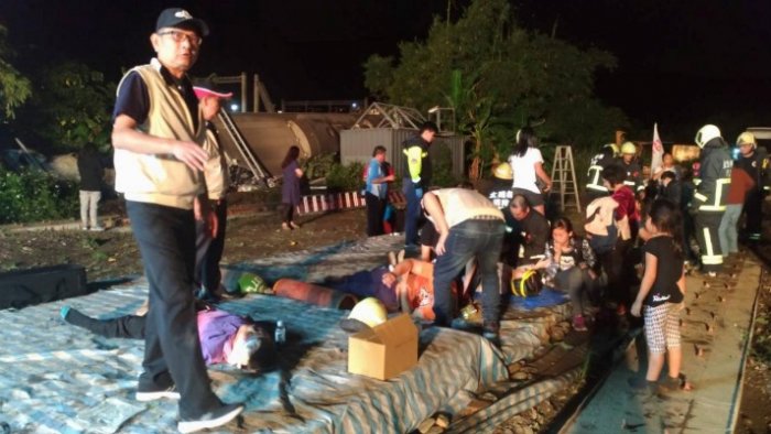 Të paktën 17 të vdekur nga përplasja e trenit në Tajvan