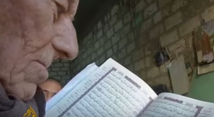 E rrallë: 80-vjeçari i krishterë që ua mëson fëmijëve leximin e Kur’anit