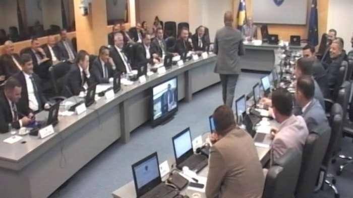 Plasin të qeshurat në mbledhjen e qeverisë nga ky gjest i Haradinajt