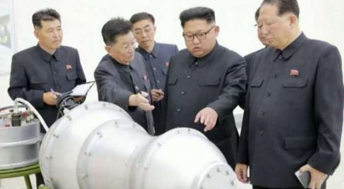 Kim Jong pajtohet të mbyllë testimin e sistemit nuklear