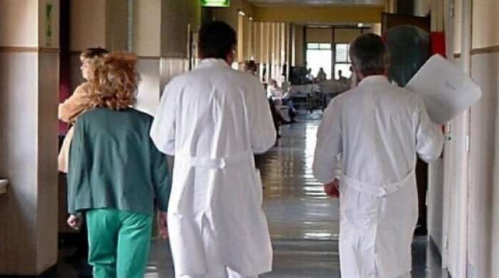 Suspendohen pesë mjekë të QKUK'së, nuk respektuan orarin e punës