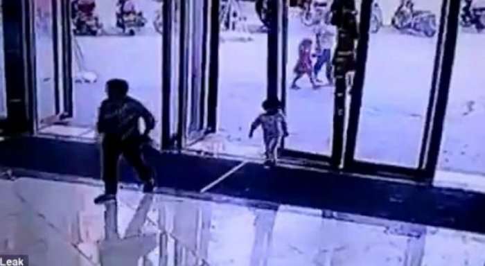 Momenti rrëqethës kur dera gjigante e xhamit bie mbi vogëlushen trevjeçare 