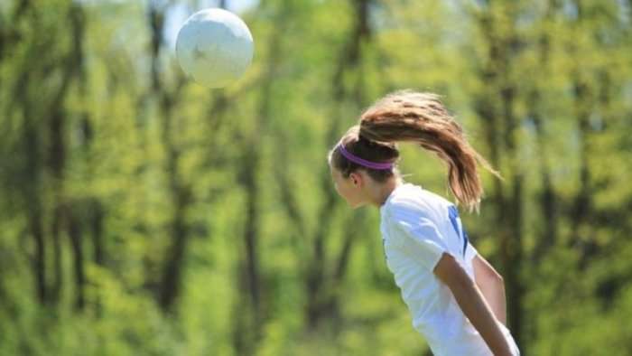 Hulumtimi: Goditja e topit me kokë shkakton më shumë dëme në tru te femrat sesa te meshkujt