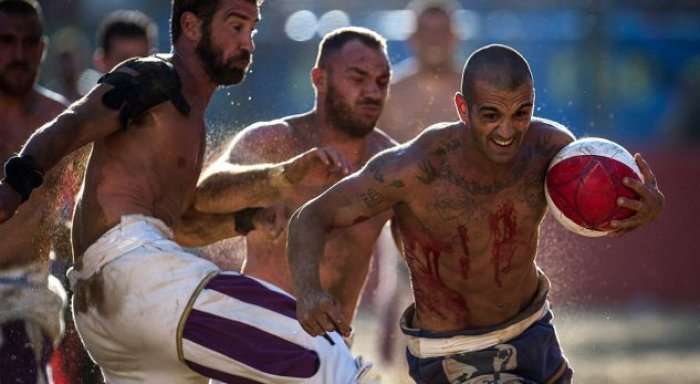 Futboll dhe rrahje, ky është sporti më brutal në botë