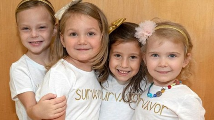 Katër vajza të vogla, që e kanë mposhtur kancerin, pozojnë në spital 