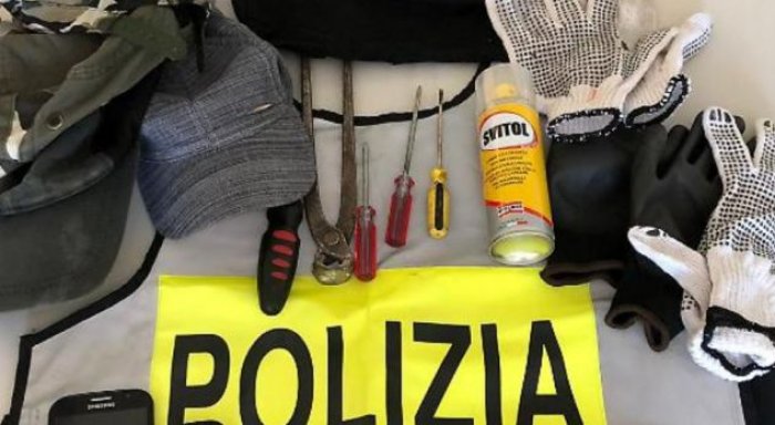 Plumbat e armës i fshihte në çorape! Si e kapi policia italiane hajdutin shqiptar