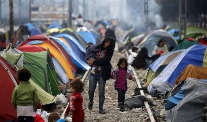 Kushte të tmerrshme nëpër kampet e refugjatëve në Greqi, fillon transferimi