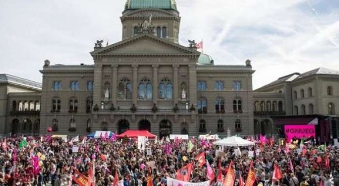 Gratë zvicerane lëshohen në rrugë: Duam paga të barabarta me burrat