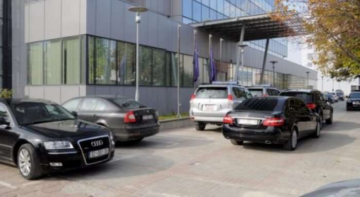 Vazhdon keqpërdorimi i veturave zyrtare: Zv/ministri viziton Shqipërinë me dy vetura