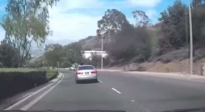 Kjo femër doli nga vetura dhe shkaktoi aksidentin më të çuditshëm në  trafik (Video)