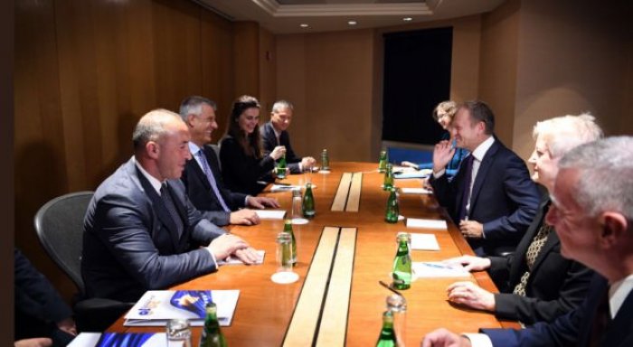 Thaçi takohet edhe me presidentin e Këshillit Evropian, nuk e zë në gojë idenë për lëvizje të kufijve