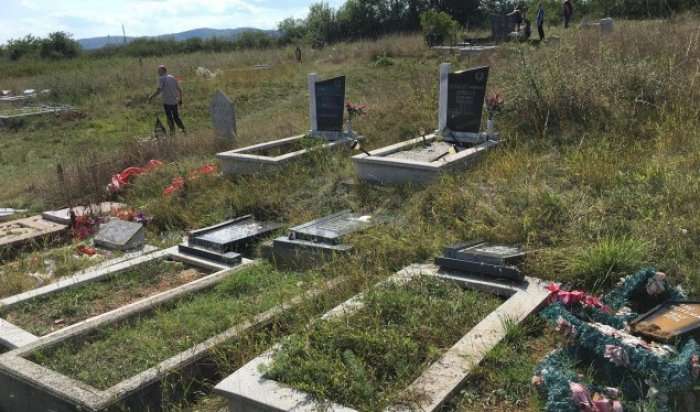 I shkatërrojnë varrin e të atit, reagon keq këngëtarja shqiptare