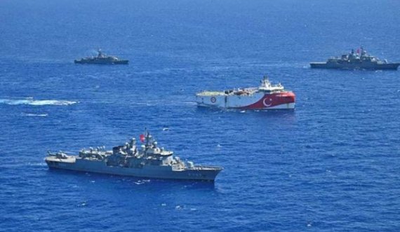 Anija sa vjen dhe afrohet, alarmohet Greqia: Ku po shkojnë Turqit?