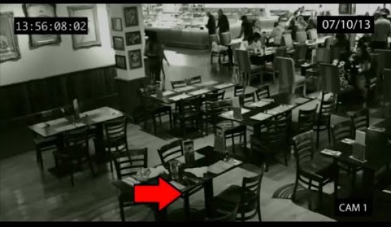 Fantazma e vajzës së vogël bredh në kafenenë amerikane 