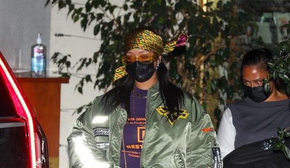 Rihanna veshur me stil jo edhe të zakonshëm, merr pjesë në ahengun e ‘Oscars’