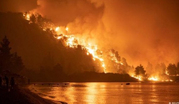  Mbi 2 mijë persona evakuohen nga zjarret në ishullin Evia të Greqisë 